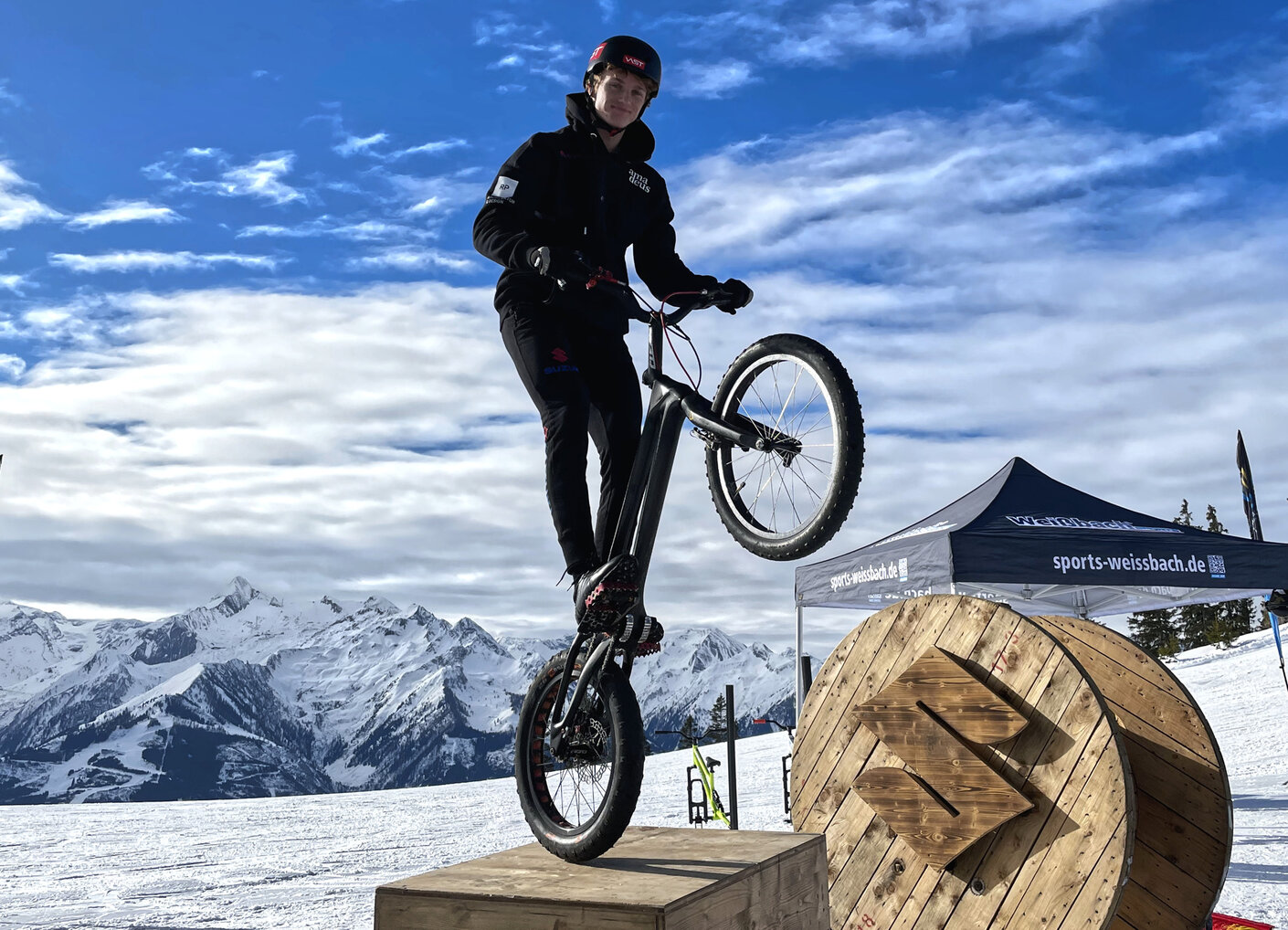 Thomas Klausner erzielte auf der Kettingalm im Skigebiet Schmittenhöhe mit 1.214 den RID-Weltrekord für die meisten aufeinanderfolgenden Hinterradsprünge Thomas Klausner erzielte auf der Kettingalm im Skigebiet Schmittenhöhe mit 1.214 den RID-Weltrekord für die meisten aufeinanderfolgenden Hinterradsprünge