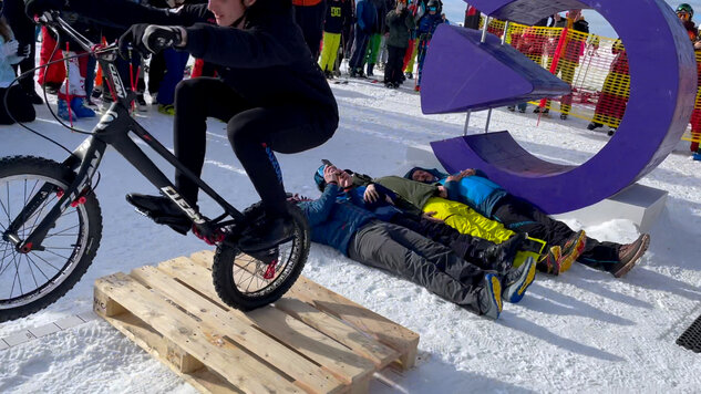 Thomas Klausner erzielte beim Panoramarestaurant Franzl im Skigebiet Schmittenhöhe mit 3,90 Meter den RID-Weltrekord für den weitesten »Drop-Gap-Sprung«. Thomas Klausner erzielte beim Panoramarestaurant Franzl im Skigebiet Schmittenhöhe mit 3,90 Meter den RID-Weltrekord für den weitesten »Drop-Gap-Sprung«.