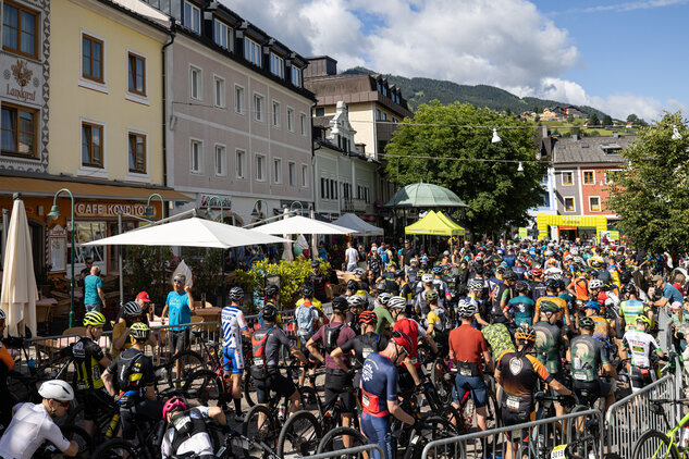 Großer Andrang vor dem Start am Schladminger Hauptplatz.. Großer Andrang vor dem Start am Schladminger Hauptplatz..