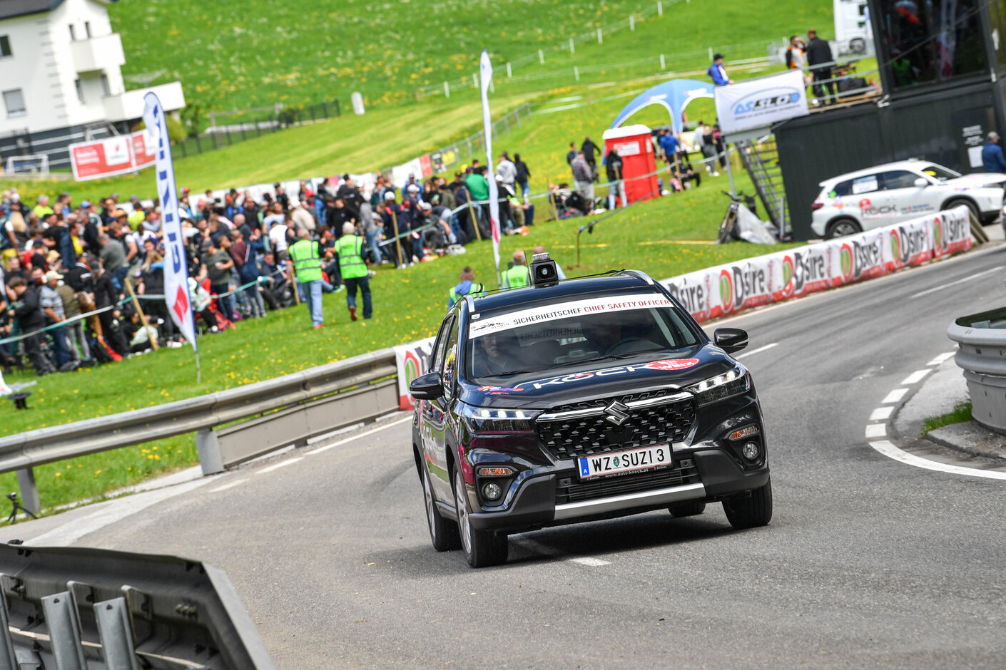 Suzuki S-CROSS im Einsatz auf der legendären Rennstrecke. Suzuki S-CROSS im Einsatz auf der legendären Rennstrecke.