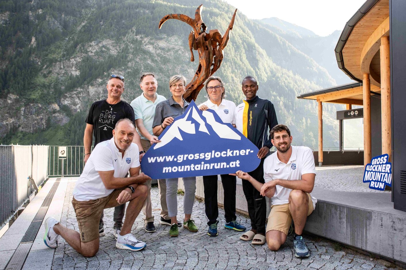 im Bild von links nach rechts: Hinten: Christian Fleißner (Vizebürgermeister Heiligenblut), Josef Schantl (GF Arthrobene Sport), Barbara Pucker (GF Nationalpark Hohe Tauern), Erhard Trojer (Tourismusobmann Heiligenblut), Richard Atuya (Eliteläufer) Vorne: Michael Kummerer (GF MJK Sportmarketing), Lukas Brüggler (MJK Sportmaketing (C) MJK/Gernot Gleiss im Bild von links nach rechts: Hinten: Christian Fleißner (Vizebürgermeister Heiligenblut), Josef Schantl (GF Arthrobene Sport), Barbara Pucker (GF Nationalpark Hohe Tauern), Erhard Trojer (Tourismusobmann Heiligenblut), Richard Atuya (Eliteläufer) Vorne: Michael Kummerer (GF MJK Sportmarketing), Lukas Brüggler (MJK Sportmaketing (C) MJK/Gernot Gleiss