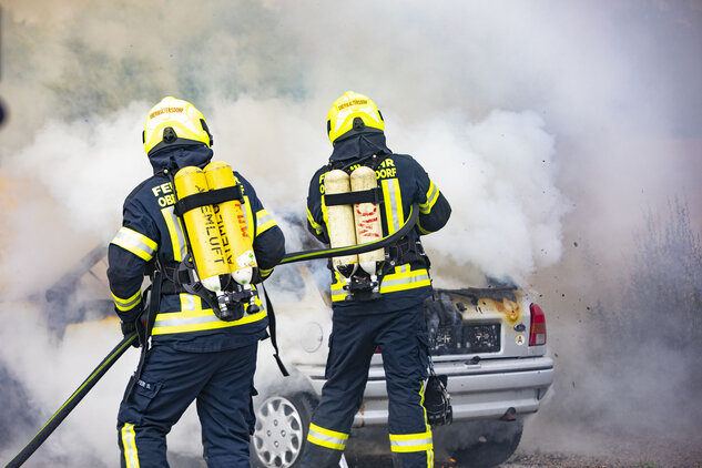 Löschen eines PKW-Brandes (c) ÖBFV