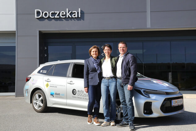 Die Krebshilfe Burgenland mit einem vom Autohaus Doczekal zur Verfügung gestellten SWACE. V.l.n.r.: Dr. Michaela Klein, Präsidentin Krebshilfe Burgenland, Mag. Andrea Konrath, Geschäftsführerin Krebshilfe Burgenland, Markus Doczekal, Geschäftsführer Autohaus Doczekal. Die Krebshilfe Burgenland mit einem vom Autohaus Doczekal zur Verfügung gestellten SWACE. V.l.n.r.: Dr. Michaela Klein, Präsidentin Krebshilfe Burgenland, Mag. Andrea Konrath, Geschäftsführerin Krebshilfe Burgenland, Markus Doczekal, Geschäftsführer Autohaus Doczekal.