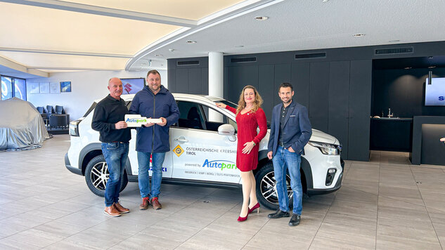 Die Krebshilfe Tirol hat einen S-CROSS vom Autopark in Innsbruck übernommen. V.l.n.r.: Autopark Suzuki Markenleiter Robert Puttinger, Österreichische Krebshilfe Tirol, Geschäftsführer Florian Klotz, Österreichische Krebshilfe Tirol, Projektmanagerin Dr. Daria Daniaux und Suzuki Sales Area Manager Marco Reiter. Die Krebshilfe Tirol hat einen S-CROSS vom Autopark in Innsbruck übernommen. V.l.n.r.: Autopark Suzuki Markenleiter Robert Puttinger, Österreichische Krebshilfe Tirol, Geschäftsführer Florian Klotz, Österreichische Krebshilfe Tirol, Projektmanagerin Dr. Daria Daniaux und Suzuki Sales Area Manager Marco Reiter.