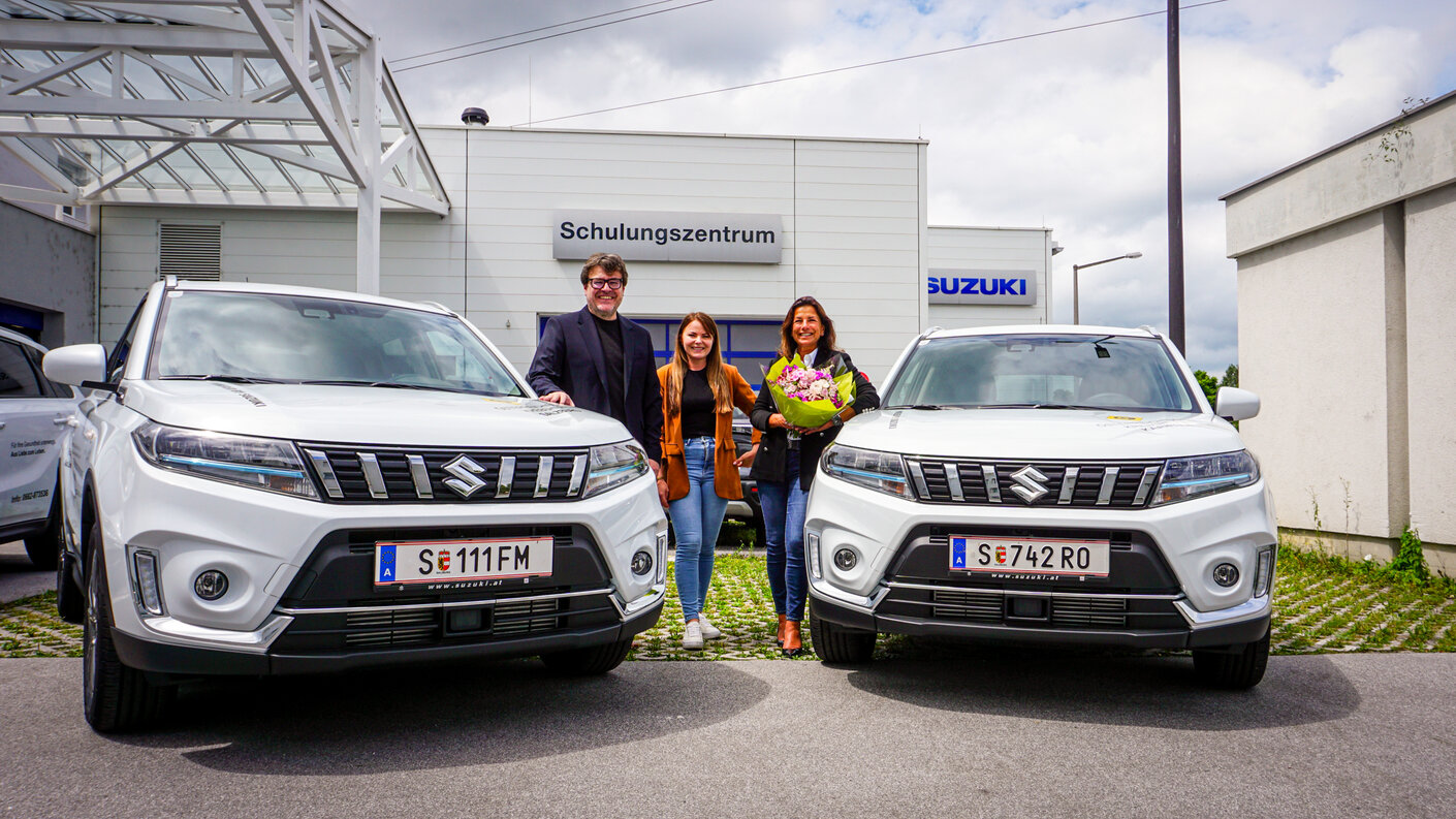 Jeweils ein VITARA für die Krebshilfe Salzburg und Kärnten. V.l.n.r.: Mag. Stephan Spiegel, Geschäftsführer Krebshilfe Salzburg, Theresa Neumann BA MA, Geschäftsführerin Krebshilfe Kärnten, und Mag. Barbara Thun-Hohenstein, Marketing Manager SUZUKI AUSTRIA. Jeweils ein VITARA für die Krebshilfe Salzburg und Kärnten. V.l.n.r.: Mag. Stephan Spiegel, Geschäftsführer Krebshilfe Salzburg, Theresa Neumann BA MA, Geschäftsführerin Krebshilfe Kärnten, und Mag. Barbara Thun-Hohenstein, Marketing Manager SUZUKI AUSTRIA.