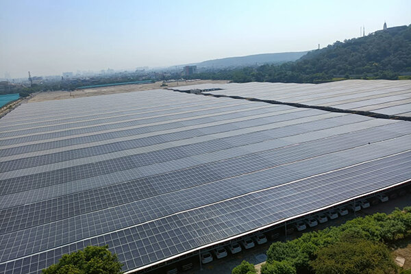 Sonnenkollektoren über dem Lagerplatz des Suzuki Werks in Manesar