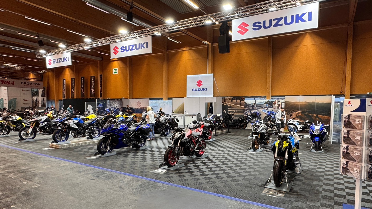 Suzuki Stand kurz vor dem Besucheranstrum auf der moto-austria.