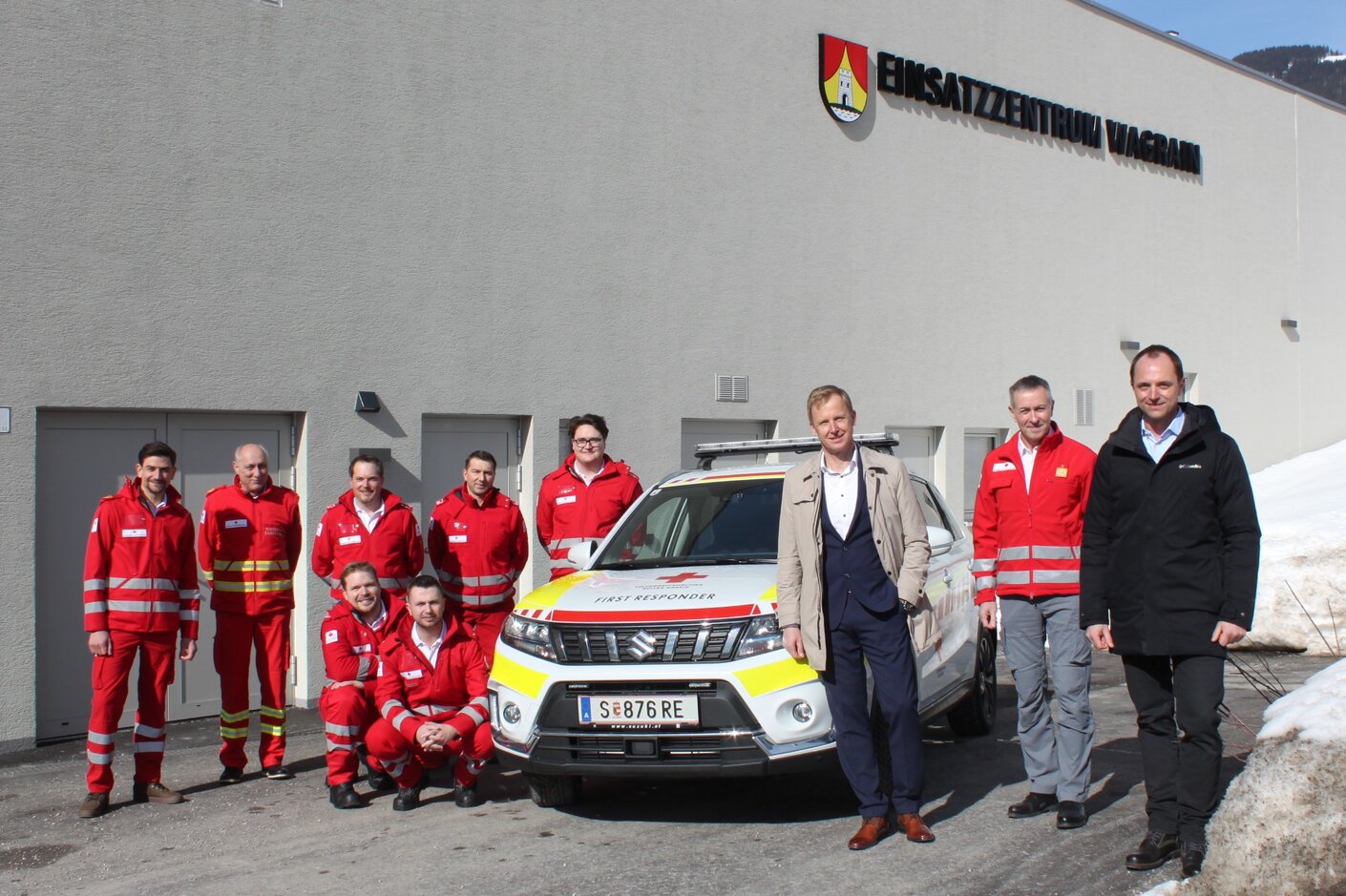 v.l.n.r: First Responder Team mit Landesrettungskommandant Anton Holzer, Bezirksgeschäftsführer Daniel Kofler, Bezirksrettungskommandant Peter Riepler, Axel Ellmer, dem Wagrainer Bürgermeister und Roland Pfeiffenberger, Management Director SUZUKI AUSTRIA im Februar 2022. Bildrechte: Rotes Kreuz Salzburg/SUZUKI AUSTRIA