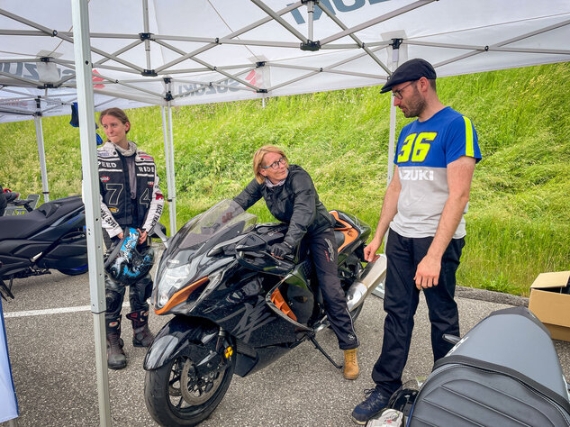 Gernot Hackl (rechts im Bild) beantwortet Fragen einer Teilnehmerin zur HAYABUSA.