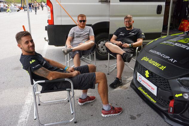 Fabian Ohrfandl & Crew (c) SUZUKI AUSTRIA