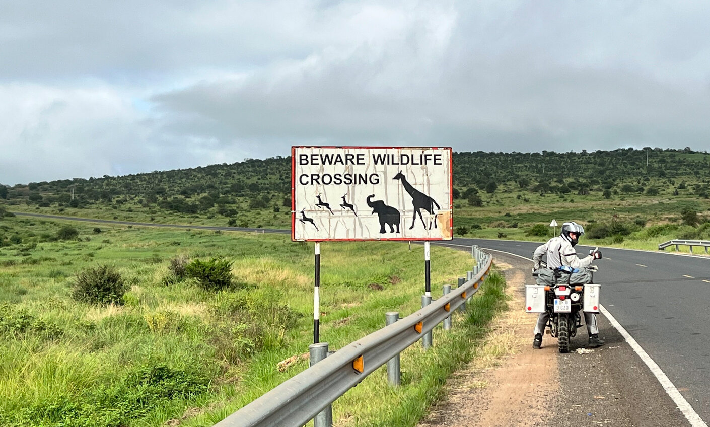 DR650 bei der Einfahrt in den Tsavo Nationalpark.