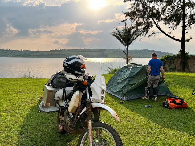 Übernachtung am Ufer des Lake Muhazi in Ruanda: DR650.
