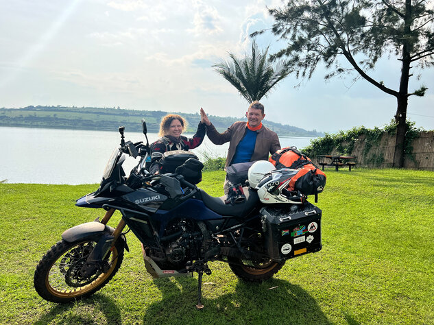 E. u. R. Halzl mit der V-STROM 800DE am Lake Muhazi.