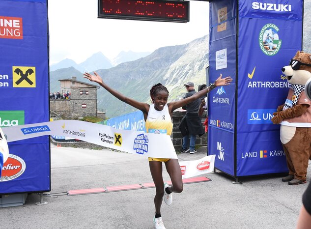 Zieleinlauf der Siegerin bei den Damen: Ann Ndichu aus Kenia. (C) MJK/Gernot Gleiss