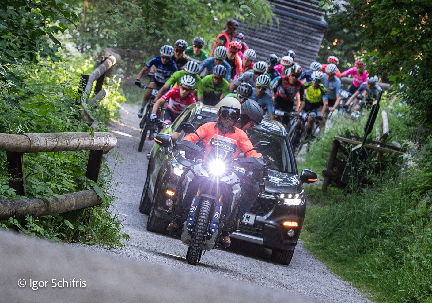 Suzuki V-STROM 800DE und S-CROSS ALLGRIP (c) Igoe Schifris Suzuki V-STROM 800DE und S-CROSS ALLGRIP (c) Igoe Schifris