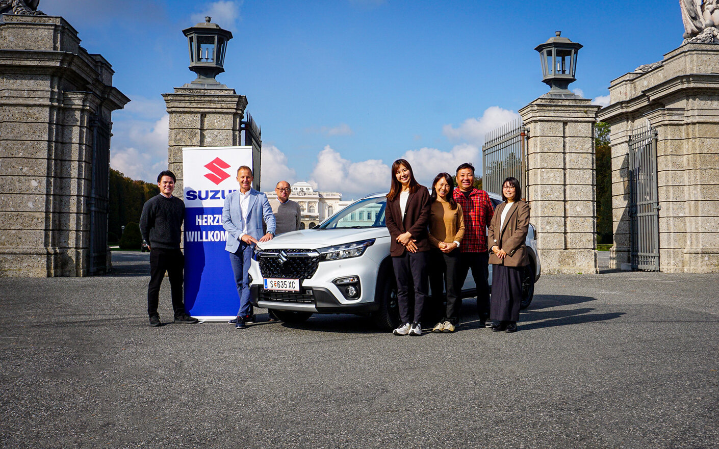 S-CROSS Übergabe in Salzburg: im Bild v.l.n.r.: Shota Haraguchi, Assistant to the President SUZUKI AUSTRIA, Roland Pfeiffenberger,President & Managing Director SUZUKI AUSTRIA, Keiichi Suzuki, Miki Tsubaki, Yoko Kito, Jun Oike, Momoka Nakayama  S-CROSS Übergabe in Salzburg: im Bild v.l.n.r.: Shota Haraguchi, Assistant to the President SUZUKI AUSTRIA, Roland Pfeiffenberger,President & Managing Director SUZUKI AUSTRIA, Keiichi Suzuki, Miki Tsubaki, Yoko Kito, Jun Oike, Momoka Nakayama