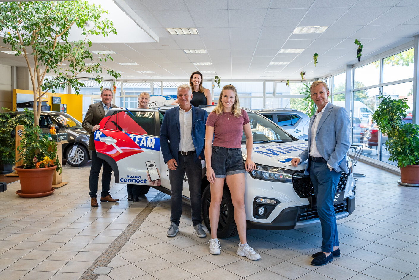 Markus Drapela-Mayer und Barbara Mayer, Suzuki Mayer Tulln, Christian Fremuth, Gebietsleiter Ost SUZUKI AUSTRIA, Lena Plesiutschnig und Katharina Schützenhöfer, Roland Pfeiffenberger, Managing Director SUZUKI AUSTRIA, bei der Übergabe des S-CROSS im Autohaus Mayer Tulln. (c) Wolfgang Meier